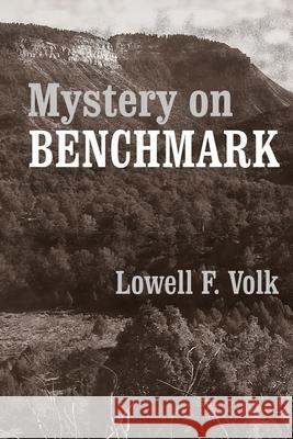 Mystery on Benchmark Lowell F. Volk 9781627878388 Wheatmark