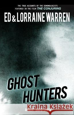 Ghost Hunters: True Stories from the World's Most Famous Demonologists Ed Warren Lorraine Warren Robert David Chase 9781631680120