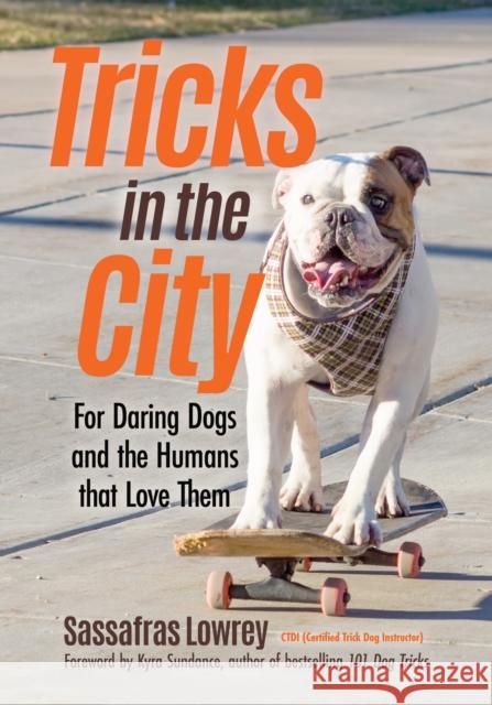 Tricks in the City: For Daring Dogs and the Humans that Love Them (Trick Dog Training Book, Exercise Your Dog) Sassafras Lowrey 9781642500394 Mango Media