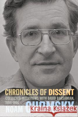 Chronicles of Dissent: Interviews with David Barsamian, 1984-1996 Noam Chomsky David Barsamian 9781642596526 Haymarket Books