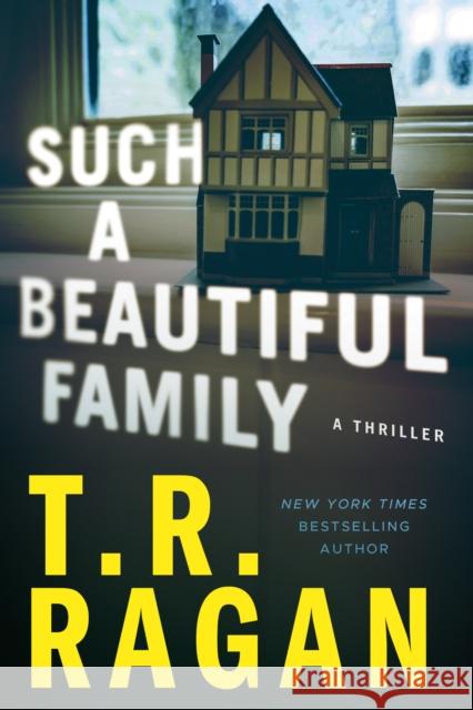 Such a Beautiful Family: A Thriller T.R. Ragan 9781662500299