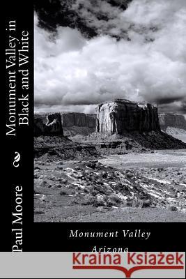 Monument Valley in Black and White Paul B. Moore 9781720318316 Createspace Independent Publishing Platform