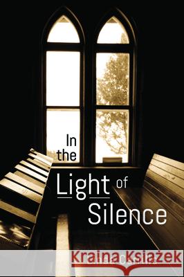 In the Light of Silence Linda Carrillo 9781725260689 Resource Publications (CA)