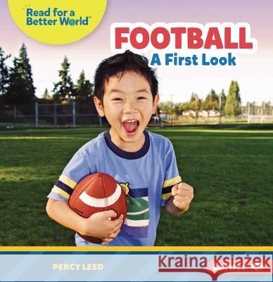 Football: A First Look Percy Leed 9781728479033 Lerner Publications (Tm)