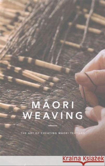 Maori Weaving: The Art of Creating M?ori Textiles Huia Publishers 9781775501923 Eurospan (JL)