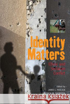 Identity Matters: Ethnic and Sectarian Conflict Peacock, James L. 9781845453114 Berghahn Books