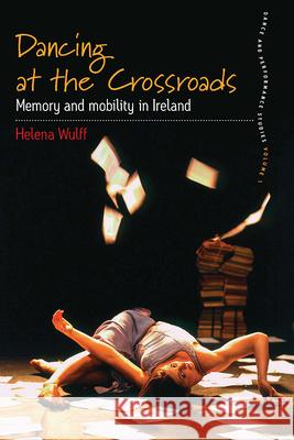 Dancing at the Crossroads: Memory and Mobility in Ireland Wulff, Helena 9781845453282 Berghahn Books