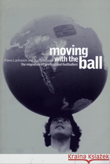 Moving with the Ball: The Migration of Professional Footballers Lanfranchi, Pierre 9781859733073 Berg Publishers