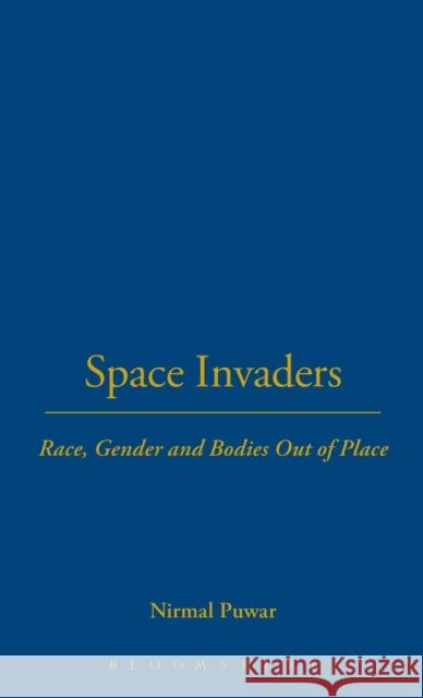 Space Invaders: Race, Gender and Bodies Out of Place Puwar, Nirmal 9781859736548 Berg Publishers
