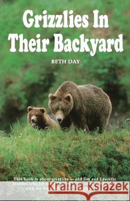 Grizzlies in Their Backyard Beth Day Beth Day Romulo 9781895811162 Heritage House Publishing