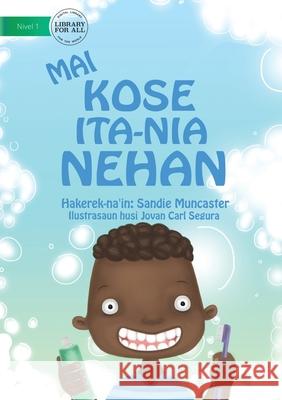 Let's Brush Our Teeth (Tetun edition) / Mai kose ita-nia nehan Sandie Muncaster Jovan Carl Segura 9781922331601 Library for All