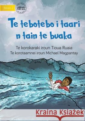 Swimming in the Stormy Sea - Te tebotebo i taari n tain te buaka (Te Kiribati) Tioua Ruaia Michael Magpantay 9781922876720