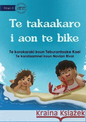 Playing at the Beach - Te takaakaro i aon te bike (Te Kiribati) Teburantaake Kaei Novian Rivai  9781922895905