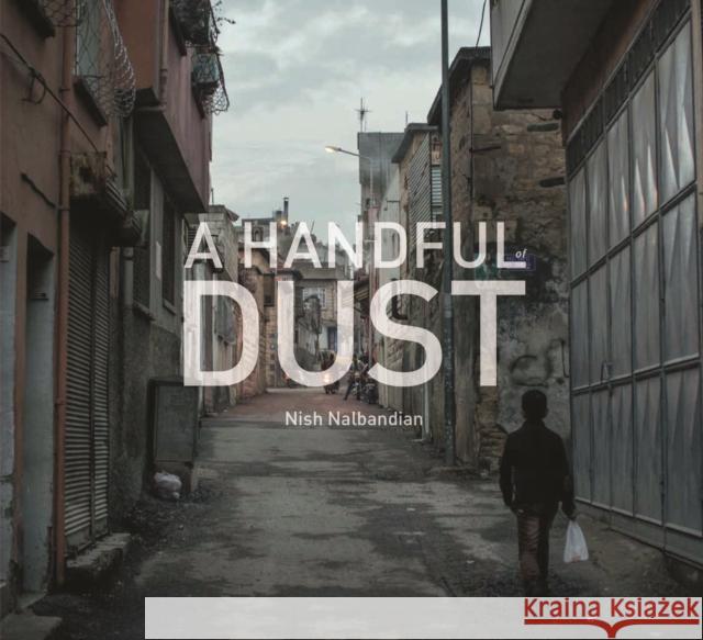 A Handful of Dust: Syrian Refugees in Turkey  9781942084488 Daylight Books