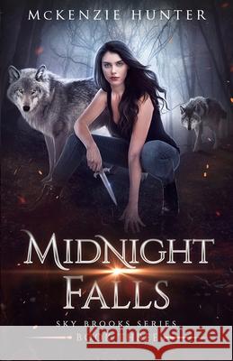 Midnight Falls McKenzie Hunter 9781946457912 McKenzie Hunter