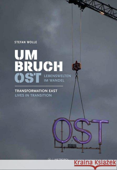 Umbruch Ost / Transformation East : Lebenswelten im Wandel. Begleitband zur gleichnamigen Ausstellung / Lives in Transition. Companion volume to the eponymous exhibition Wolle, Stefan 9783863315153 Metropol