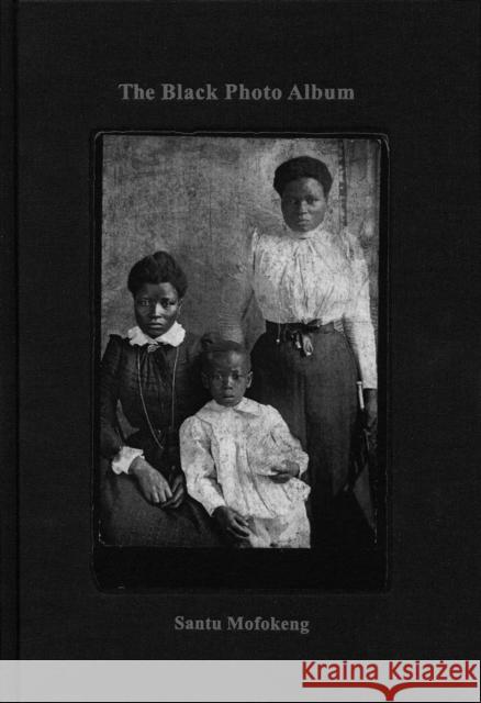 Santu Mofokeng: The Black Photo Album / Look at Me: 1890-1950 Santu Mofokeng 9783869303109 Steidl Publishers