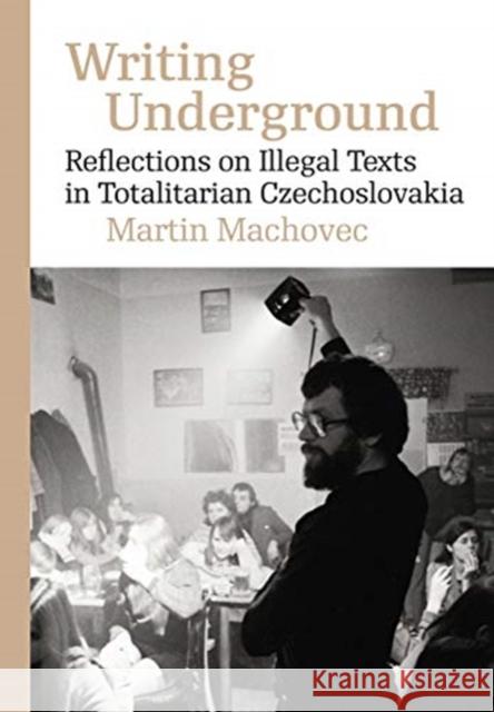 Writing Underground: Reflections on Samizdat Literature in Totalitarian Czechoslovakia Machovec, Martin 9788024641256 Karolinum Press, Charles University