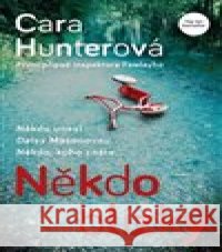 Někdo blízký Cara Hunterová 9788075776976