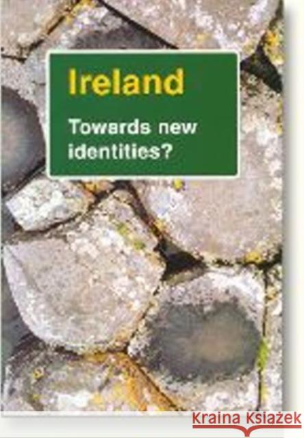 Ireland: Towards New Identities? Boss, Michael 9788772883809