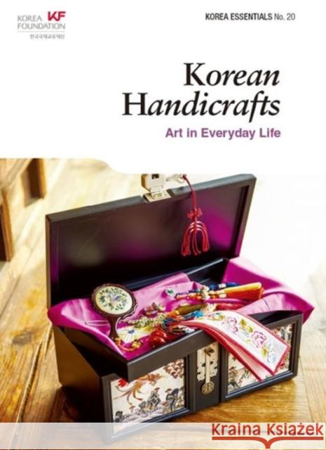Korean Handicrafts: Arts in Everyday Life Seoul Selection Editorial Team   9788997639540 Seoul Selection Co., Ltd.