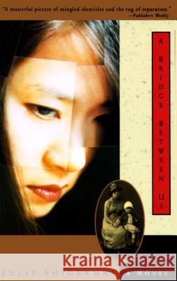 A Bridge Between Us Julie Shigekuni 9780385482271 Anchor Books - książka
