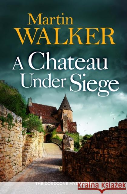 A Chateau Under Siege Martin Walker 9781529413687 Quercus Publishing - książka