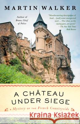 A Chateau Under Siege: A Bruno, Chief of Police Novel Martin Walker 9780593313992 Vintage - książka
