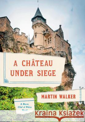A Chateau Under Siege: A Bruno, Chief of Police Novel Martin Walker 9780593319819 Knopf Publishing Group - książka