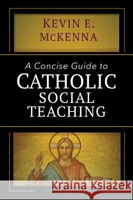 A Concise Guide to Catholic Social Teaching Kevin E. McKenna 9781594718113 Ave Maria Press - książka