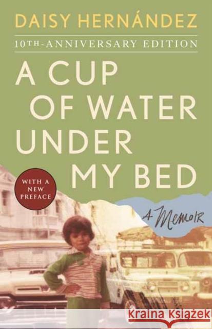 A Cup of Water Under My Bed: A Memoir Daisy Hern?ndez 9780807017333 Beacon Press - książka