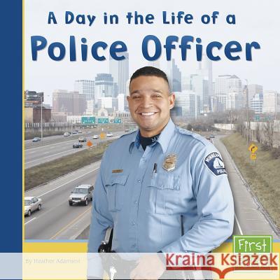 A Day in the Life of a Police Officer Heather Adamson 9780736846707 Capstone Press - książka
