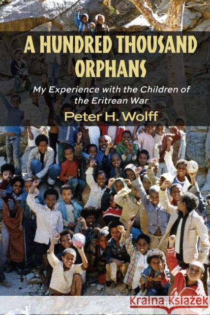 A Hundred Thousand Orphans Peter H. Wolff 9781433199844 Peter Lang Publishing Inc - książka