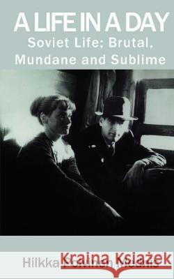 A Life in a Day: Soviet Life; Brutal, Mundane and Sublime Hilkka Polvinen Mednis 9781910734476 emp3books - książka