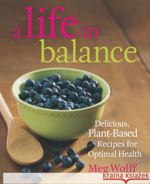 A Life in Balance: Delicious Plant-Based Recipes for Optimal Health Wolff, Meg 9780892729067 Down East Books - książka
