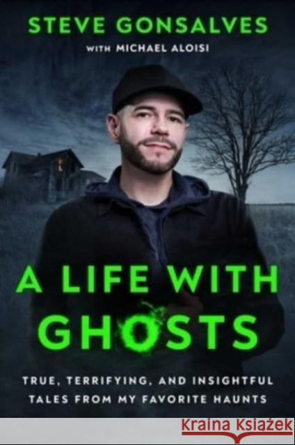 A Life with Ghosts: True, Terrifying, and Insightful Tales from My Favorite Haunts Gonsalves, Steve 9781668008324 Gallery Books - książka