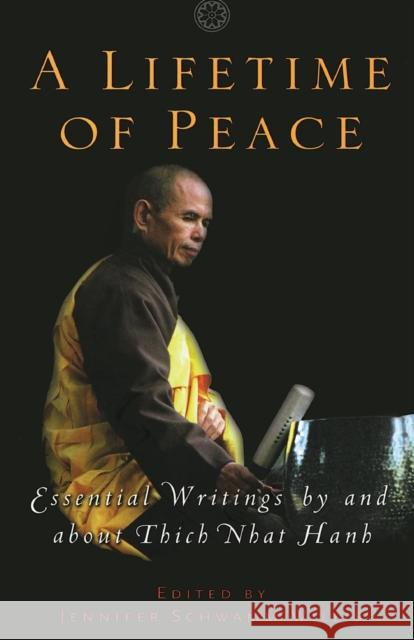 A Lifetime of Peace: Essential Writings by and about Thich Nhat Hanh Jennifer Schwamm Willis 9781569244418 Marlowe & Company - książka