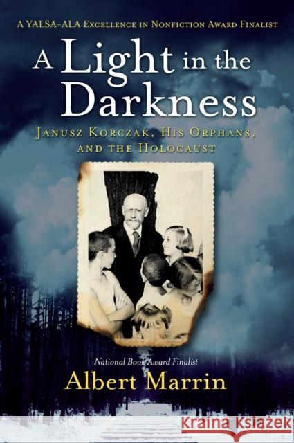 A Light in the Darkness: Janusz Korczak, His Orphans, and the Holocaust Albert Marrin 9781524701239 Ember - książka