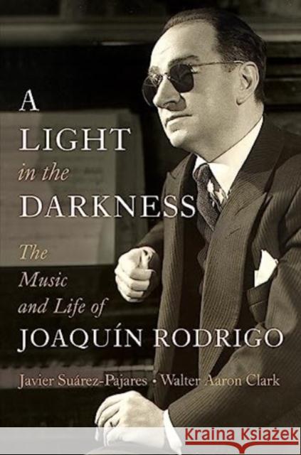 A Light in the Darkness: The Music and Life of Joaquin Rodrigo Walter Aaron (University of California, Riverside) Clark 9781324004455 WW Norton & Co - książka