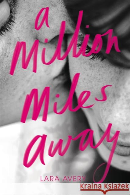 A Million Miles Away Lara Avery 9780316283724 Poppy Books - książka