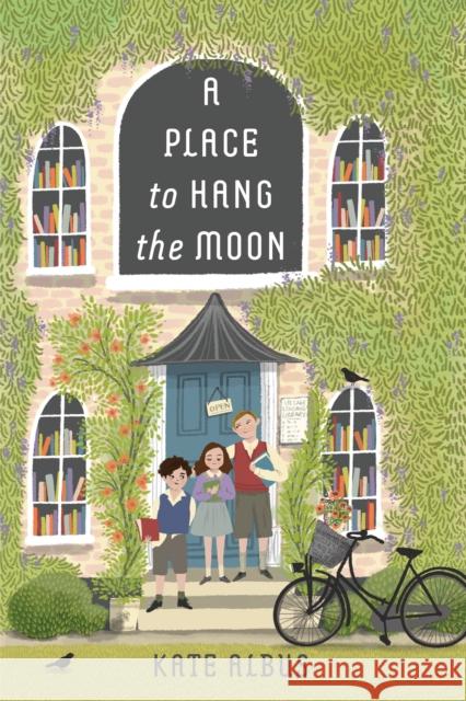 A Place to Hang the Moon Kathleen Albus 9780823447053 Margaret Ferguson Books - książka