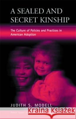 A Sealed and Secret Kinship: Policies and Practices in American Adoption Modell, Judith S. 9781571813244 Berghahn Books - książka
