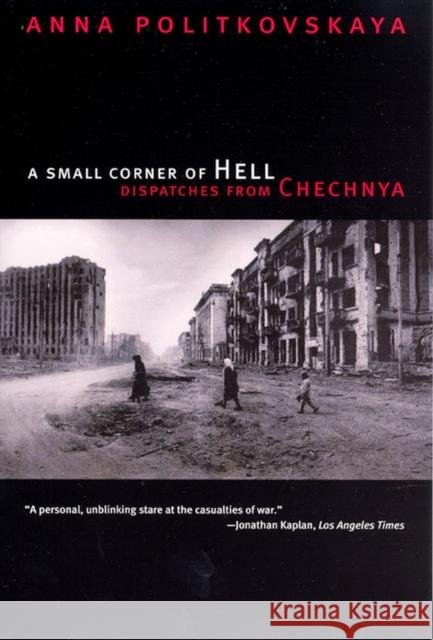 A Small Corner of Hell: Dispatches from Chechnya Politkovskaya, Anna 9780226674339 The University of Chicago Press - książka