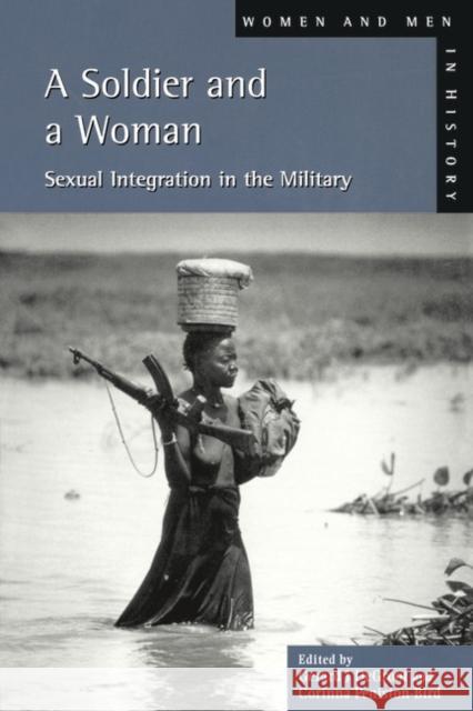 A Soldier and a Woman: Sexual Integration in the Military Groot, Gerard J. De 9780582414389 Longman Publishing Group - książka