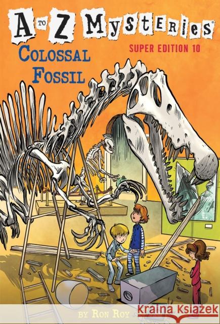 A to Z Mysteries Super Edition #10: Colossal Fossil Ron Roy John Steven Gurney 9780399551987 Random House Books for Young Readers - książka