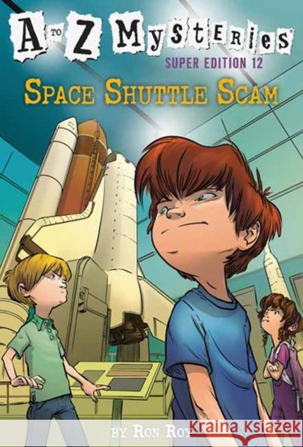 A to Z Mysteries Super Edition #12: Space Shuttle Scam Ron Roy John Steven Gurney 9780525578895 Random House Books for Young Readers - książka