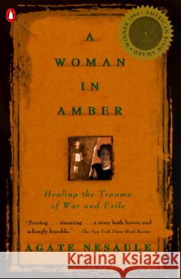 A Woman in Amber: Healing the Trauma of War and Exile Agate Nesaule 9780140261905 Penguin Books - książka