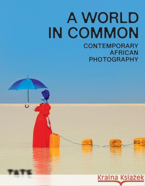 A World in Common: Contemporary African Photography  9781849768511 Tate Publishing - książka