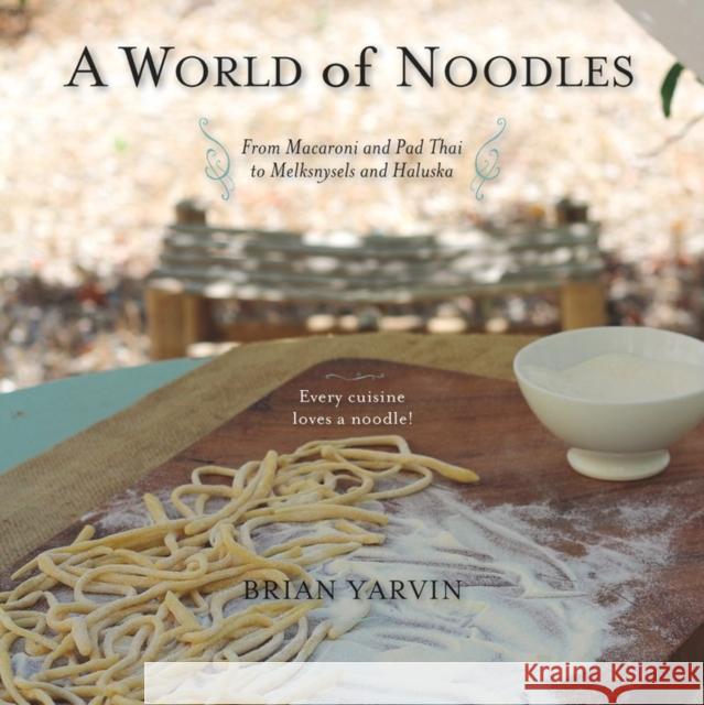 A World of Noodles Brian Yarvin 9781581572100 Countryman Press - książka