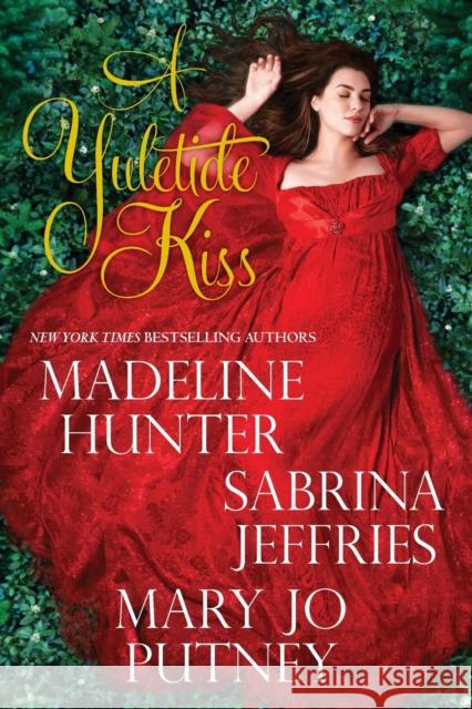 A Yuletide Kiss Mary Jo Putney Sabrina Jeffries Madeline Hunter 9781496731296 Kensington Publishing Corporation - książka